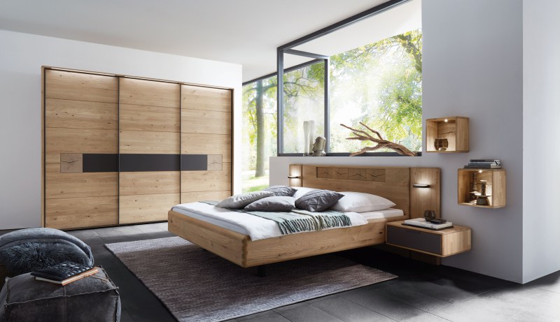 Schlafzimmer - Wildeiche massiv gebürstet, Absetzungen Hirnholz-Furnier, Mattglas Anthrazit