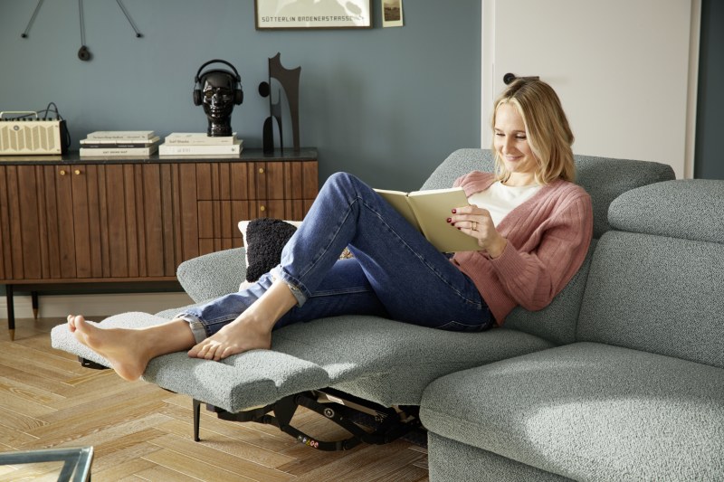 Ecksofa Felipa - 3-Sitzer mit Longchair rechts inkl. Relaxfunktion (motorisch), Armlehne und Kopfteil verstellbar, Stoff, Graugrün